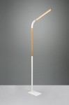 Lampa podłogowa Norris z LED o mocy 11W, w białej obudowie i drewnianym elemencie. Posiada smukły, zakrzywiony kształt, stabilną podstawę i kabel zasilający. Ujęcie frontalne, na jednolitym tle.
