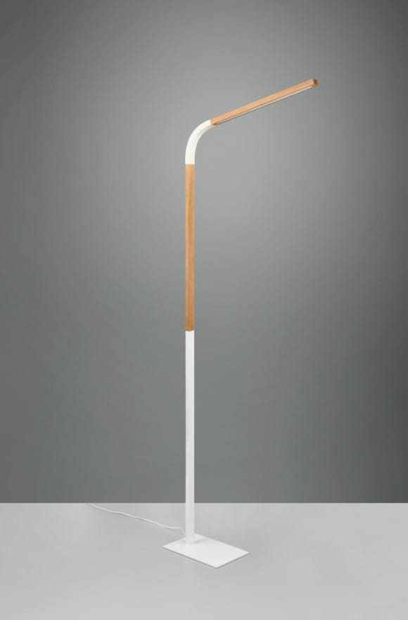 Lampa podłogowa Norris z białym metalowym stelażem i jasnym drewnianym akcentem, z prostokątną podstawą. Posiada zagięty wysięgnik z diodą LED o mocy 11W. Ujęcie frontalne na jednolitym tle.