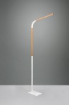 Lampa podłogowa Norris z białym metalowym stelażem i jasnym drewnianym akcentem, z prostokątną podstawą. Posiada zagięty wysięgnik z diodą LED o mocy 11W. Ujęcie frontalne na jednolitym tle.