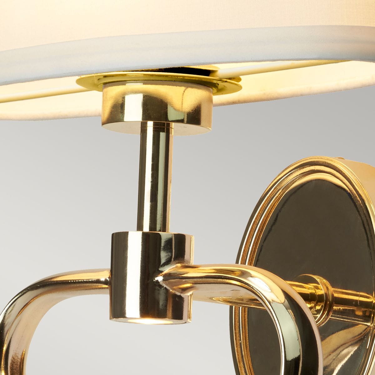 Kinkiet Falmouth IP44 w kolorze francuskiego złota, z metalową konstrukcją, jedno gniazdo G9 oraz diodą LED 1W. Widoczne detale metalowe oraz okrągły uchwyt. Lampa o eleganckim, nowoczesnym designie, idealna do łazienki.