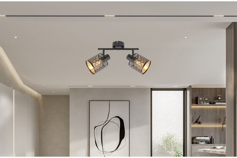 Lampa sufitowa Tuluza w kolorze czarnym, z dwoma reflektorami na regulowanym ramieniu. Klosze z dekoracyjnym wzorem, oświetlające przestrzeń w nowoczesnym wnętrzu. Montaż na suficie, widok z dołu.