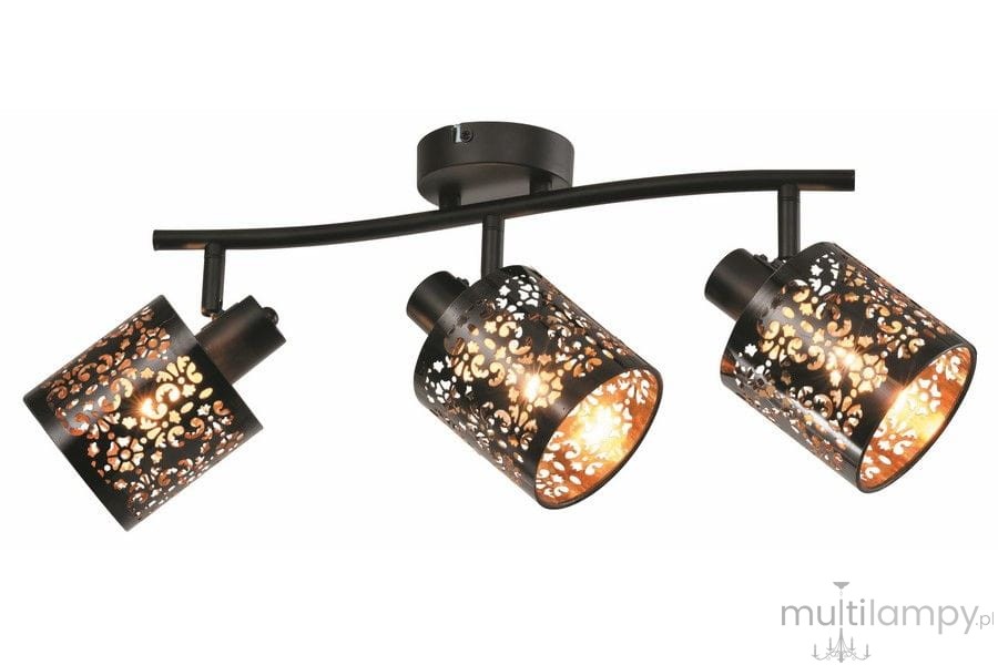 Lampa sufitowa Kiga w kolorze czarnym, z trzema kloszami z metalowym wzorem. Klosze mają otwory, przez które wydobywa się światło, tworząc dekoracyjny efekt. Konstrukcja montowana na suficie, z lekko zakrzywioną listwą.