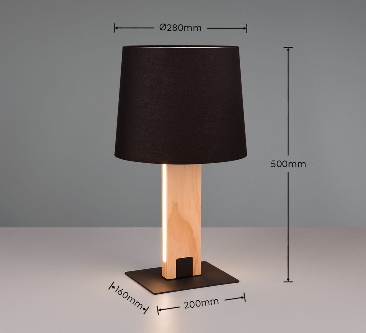 Lampa stołowa Rahul z czarnym abażurem i podstawą z jasnego drewna. Wysokość 500 mm, średnica abażuru 280 mm, kwadratowa podstawa 200x160 mm. Posiada miejsce na żarówkę E27 oraz LED 6W. Prosty, nowoczesny design.