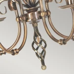 Artisan żyrandol 3xE14 w postarzanym mosiądzu, z widoczną spiralną dekoracją oraz eleganckimi ramionami. Produkt w zbliżeniu, ukazujący detale wykończenia i kształt. Idealny do aranżacji wnętrz w stylu klasycznym.