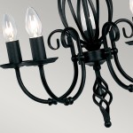 Artisan żyrandol 5xE14 w kolorze czarnym, z pięcioma uchwytami na żarówki, metalowa konstrukcja z dekoracyjnymi spiralami i kręconymi elementami, wiszący, w zbliżeniu na detale.