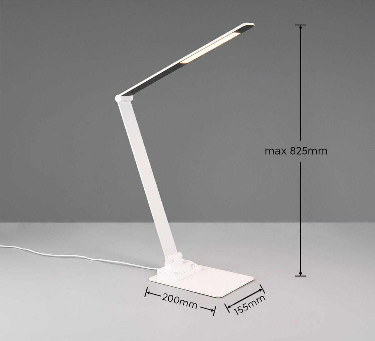 Lampka biurkowa Travis w kolorze białym z portem USB-C. Posiada elastyczne ramię, które można regulować do wysokości maksymalnej 825 mm. Podstawa o wymiarach 200 mm x 155 mm. Źródło światła LED o mocy 6,5 W.