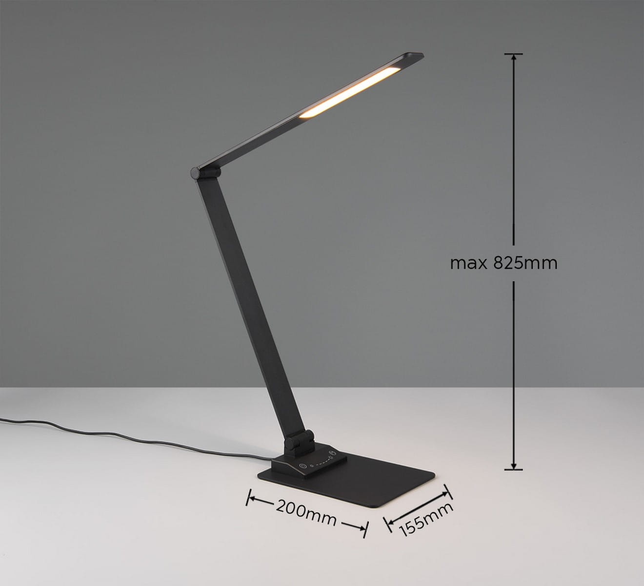 Lampka biurkowa Travis w kolorze czarnym z portem USB-C, wykonana z metalu. Posiada regulowany wysięgnik, maksymalna wysokość 825 mm, szerokość podstawy 200 mm, głębokość 155 mm. Zintegrowane źródło światła LED o mocy 6,5 W.
