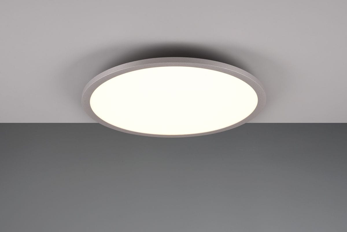 Plafon Yuma w kolorze tytanowym, okrągły, zamontowany na suficie. Oświetlenie LED 2x20W oraz dodatkowe 3W. Biała oprawa z gładką, matową powierzchnią. Idealny do nowoczesnych wnętrz, z możliwością sterowania pilotem RGB.