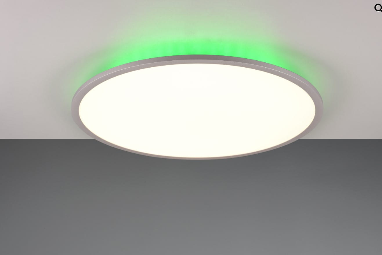 Plafon Yuma z pilotem, tytanowy, okrągły, oświetlenie RGB, z białą, matową powierzchnią i zielonym podświetleniem. Zawiera 2xLED o mocy 35W oraz 4W. Zawieszony na jasnym tle, widoczny z góry.