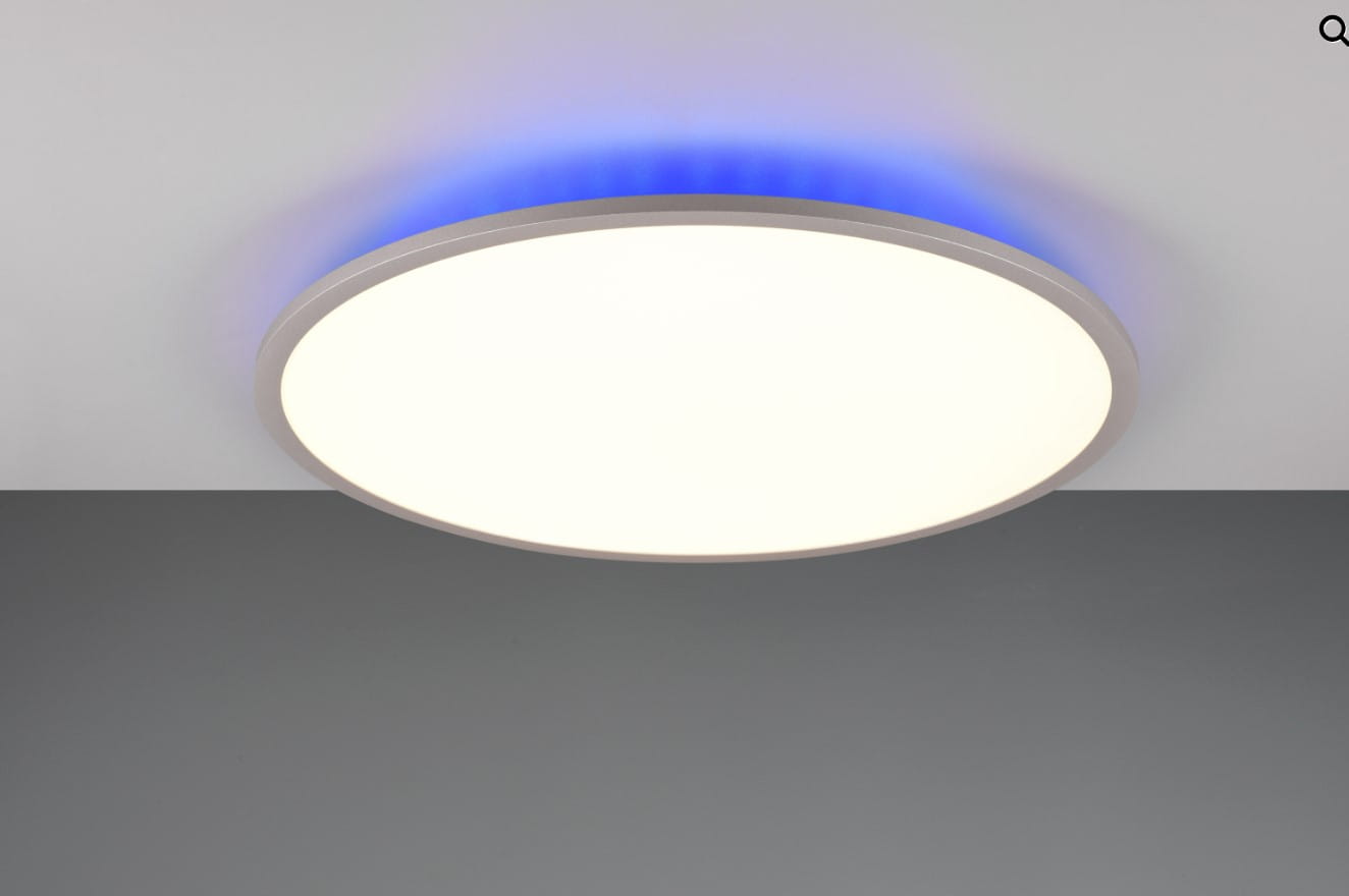 Plafon Yuma z pilotem, tytanowy, okrągły, z białym źródłem światła i niebieskim podświetleniem RGB. Zamontowany na suficie, o średnicy dostosowanej do nowoczesnych wnętrz. Idealny do oświetlenia salonu lub sypialni.