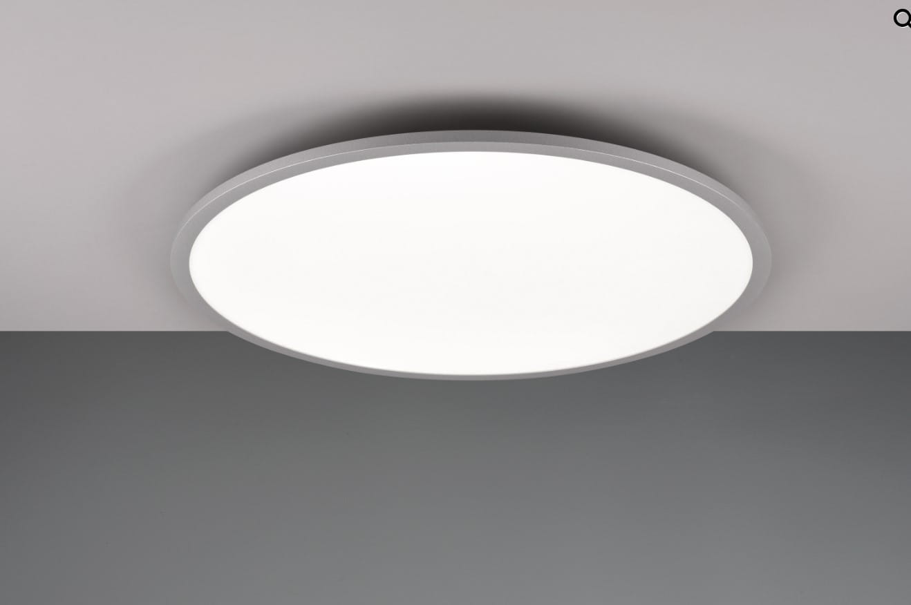 Plafon Yuma w kolorze tytanowym, o okrągłym kształcie, zamontowany na suficie. Emituje światło LED 2x35W+4W, z możliwością zmiany kolorów RGB za pomocą pilota. Prosta, nowoczesna konstrukcja, idealna do różnorodnych aranżacji wnętrz.