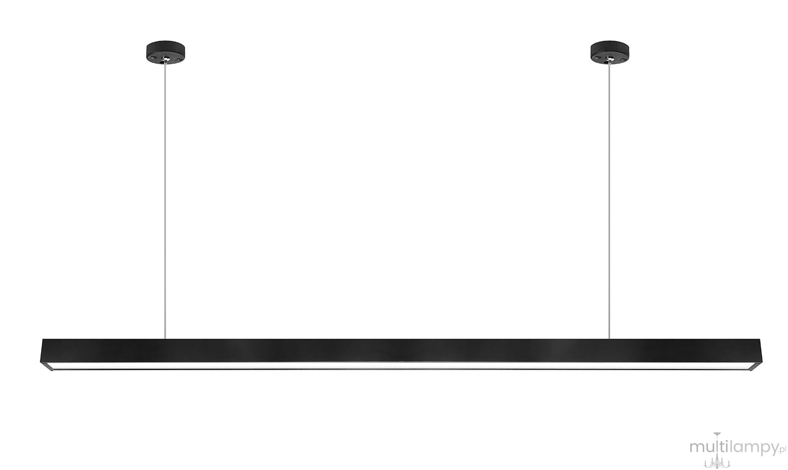 Lampa wisząca w kolorze czarnym, wykonana z metalu, o prostokątnym kształcie. Ujęcie frontalne, zawieszona na cienkich linkach. Emituje światło LED o mocy 40W i temperaturze barwowej 3000K, idealna do nowoczesnych wnętrz.