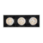 Lampa sufitowa LED w kolorze białym i czarnym, z trzech okrągłych reflektorów. Reflektory mają teksturowane szkło z diodami LED, emitującymi ciepłe światło o temperaturze 3000K. Ujęcie frontalne, zamontowana na prostokątnej ramie.