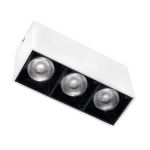 Lampa sufitowa LED w kolorze białym i czarnym, z trzema okrągłymi kloszami, emitująca światło o temperaturze 4000K. Ujęcie z boku, ukazujące kątowy kształt i teksturę matowego wykończenia.