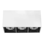 Lampa sufitowa LED w kolorze białym i czarnym, z trzema źródłami światła. Prostokątna konstrukcja z matowym wykończeniem, umieszczona w pozycji poziomej, z widocznymi reflektorami w czarnych osłonach. Jasność 4000K, moc 9W.
