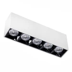 Lampa sufitowa LED o mocy 15W, w kolorze białym i czarnym, z pięcioma reflektorami. Kąt ujęcia z boku, ukazujący prostokątną konstrukcję oraz wypukłe soczewki reflektorów. Idealna do nowoczesnych wnętrz.