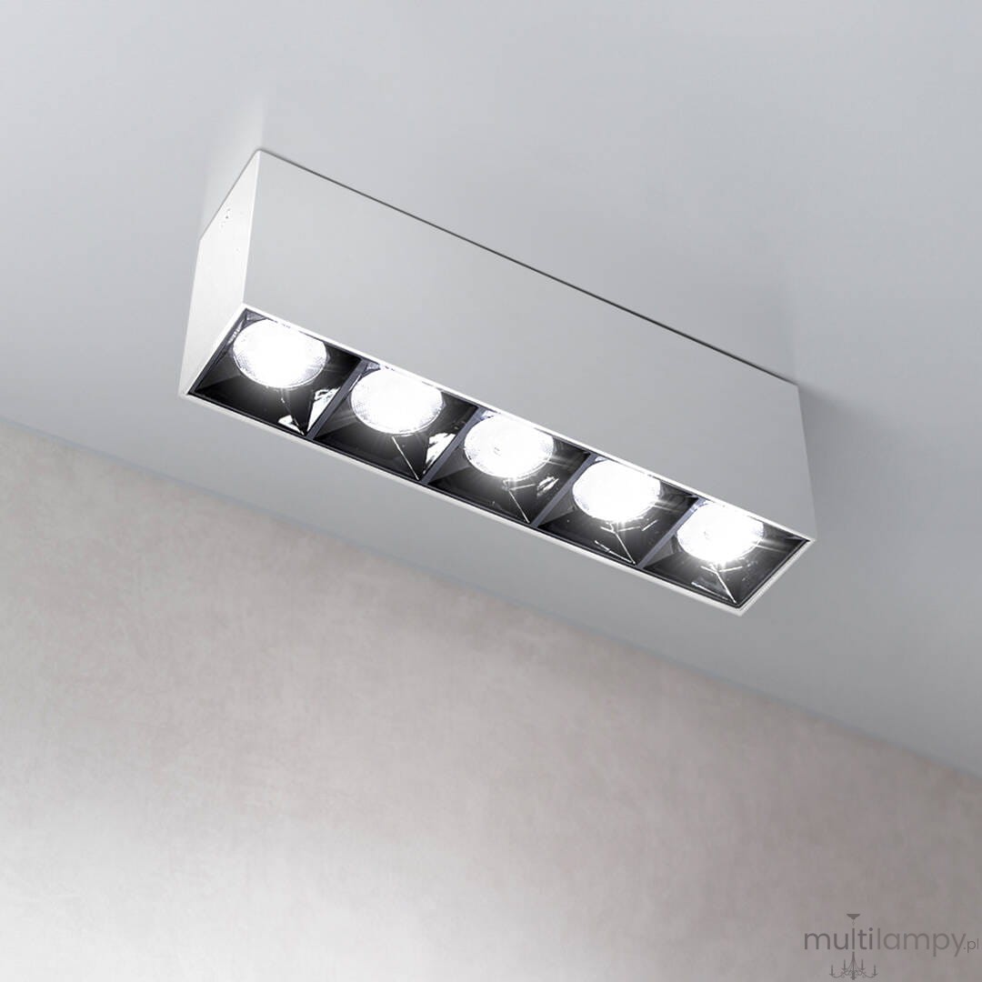 Lampa sufitowa LED w białej obudowie, z pięcioma okrągłymi źródłami światła, zamontowana na suficie. Klasyczny, prostokątny kształt, minimalistyczny design, odpowiednia do oświetlenia wnętrz o temperaturze barwowej 4000K.