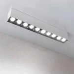 Lampa sufitowa LED w kolorze białym i czarnym, o mocy 30W i temperaturze barwowej 3000K. Prosty, prostokątny kształt z widocznymi diodami LED, zamontowana na suficie. Tło w jasnym odcieniu, co podkreśla nowoczesny design.
