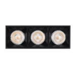 Lampa sufitowa LED w kolorze czarnym, z trzema okrągłymi źródłami światła. Ujęcie frontalne, widoczne przezroczyste klosze z diodami LED, w temperaturze barwowej 3000K. Prosta, kwadratowa konstrukcja.