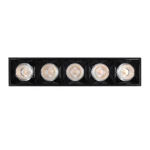 Lampa sufitowa LED w kolorze czarnym z pięcioma okrągłymi źródłami światła. Zainstalowana w prostokątnej ramie, emitująca ciepłe światło (3000K). Widok frontalny, zamontowana na białym tle. Wymiary i detale konstrukcyjne niewidoczne.