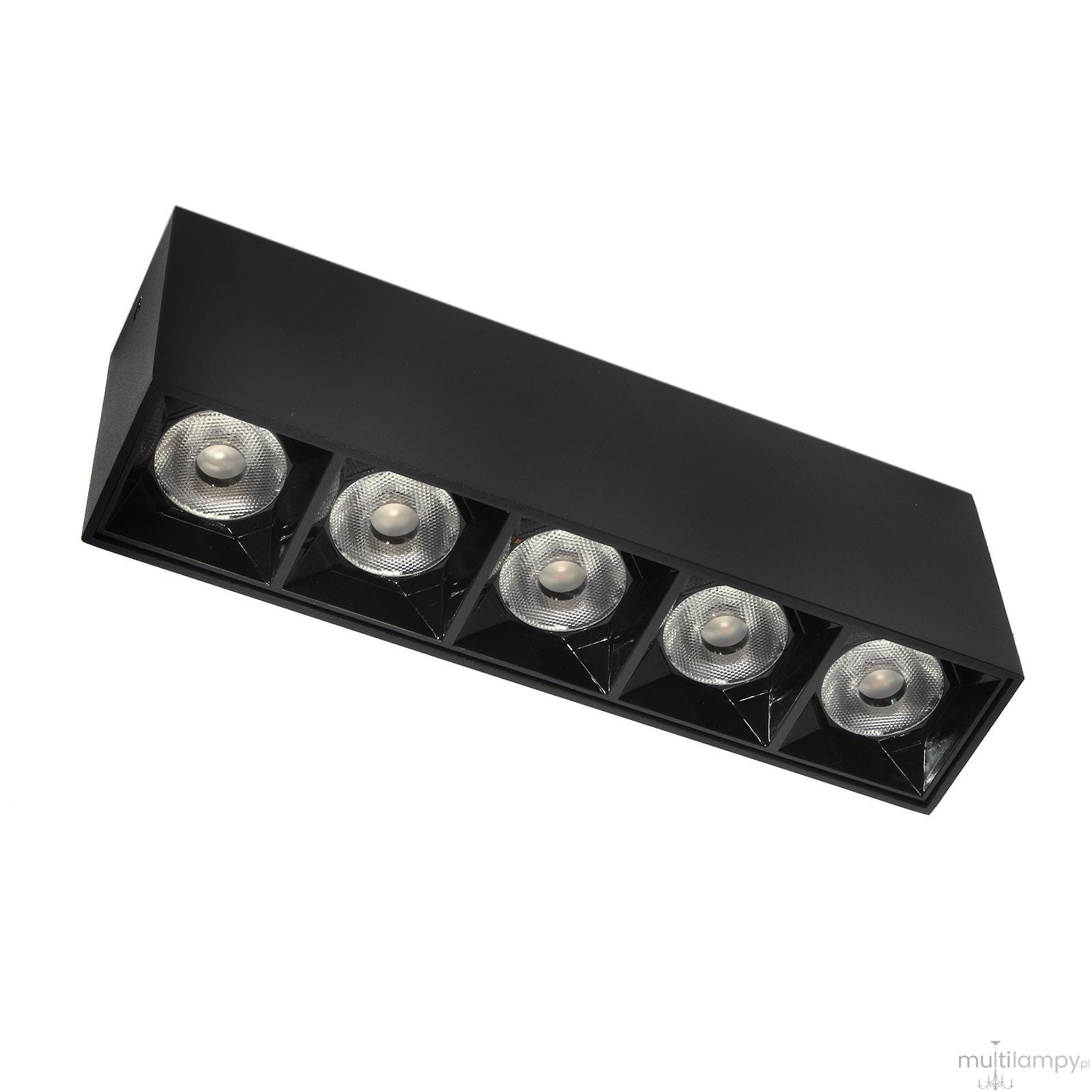 Czarna lampa sufitowa LED o mocy 15W i barwie światła 3000K, z pięcioma okrągłymi reflektorami w metalowych oprawach. Ujęcie pod kątem, pokazujące prostokątny kształt i teksturę powierzchni. Idealna do nowoczesnych wnętrz.