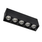 Czarna lampa sufitowa LED o mocy 15W i barwie światła 3000K, z pięcioma okrągłymi reflektorami w metalowych oprawach. Ujęcie pod kątem, pokazujące prostokątny kształt i teksturę powierzchni. Idealna do nowoczesnych wnętrz.