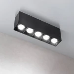 Lampa sufitowa LED w czarnej obudowie, z pięcioma okrągłymi źródłami światła. Zamontowana na suficie, emituje ciepłe światło o temperaturze 3000K. Prosta, prostokątna forma, idealna do nowoczesnych wnętrz.