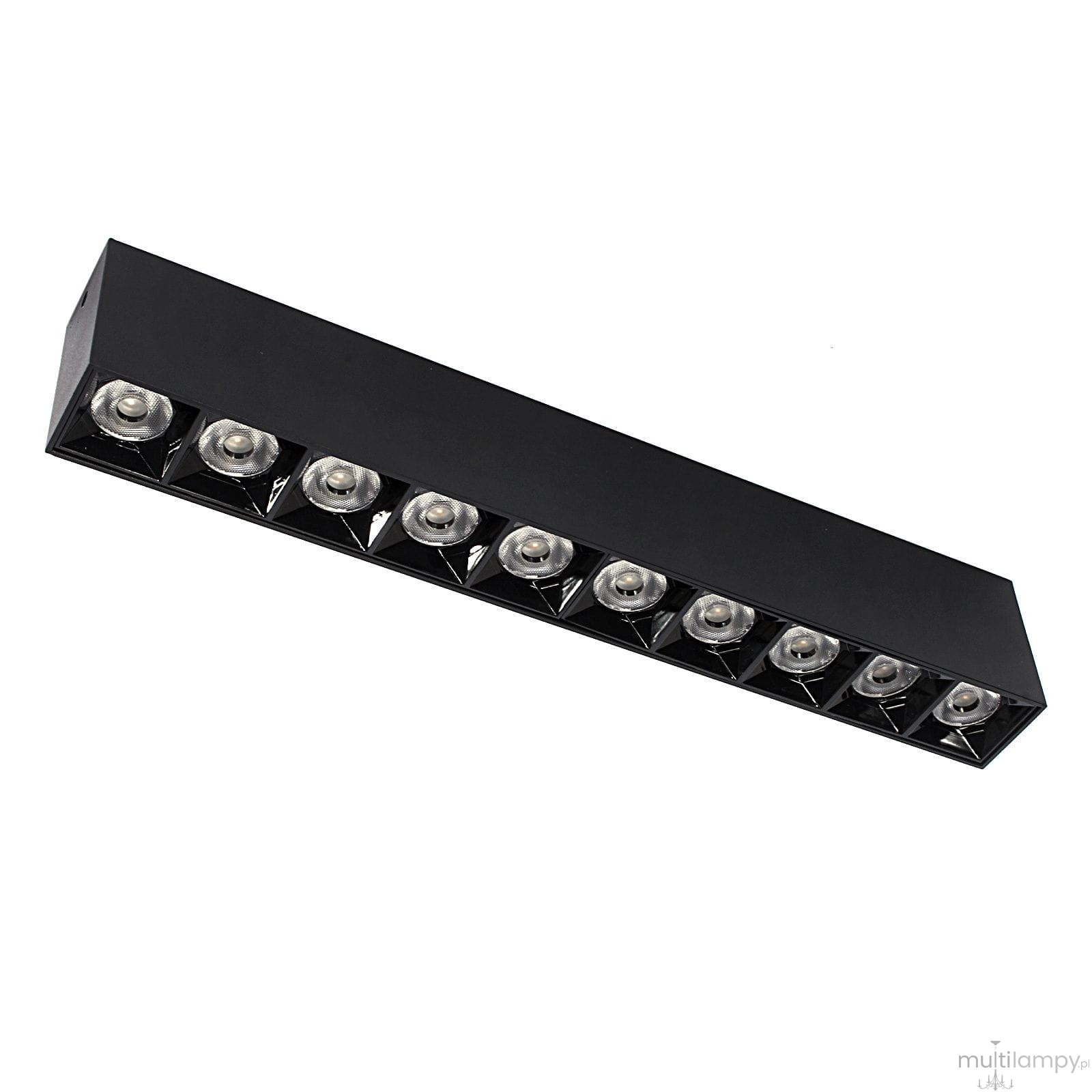 Czarna lampa sufitowa LED o mocy 30W i temperaturze barwowej 4000K. Prosty, prostokątny kształt z dziewięcioma wypukłymi źródłami światła. Ujęcie z boku, prezentujące detale konstrukcji i wykończenia.