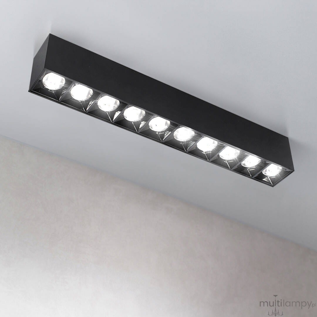 Czarna lampa sufitowa LED o mocy 30W i temperaturze barwowej 4000K, z prostokątnym korpusem i widocznymi diodami LED, zamontowana na gładkim, jasnym suficie.