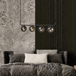 Grafitowa lampa wisząca Alisa z czterema dymionymi kloszami E14. Zawieszona nad łóżkiem w sypialni, na tle ciemnej, teksturowanej ściany i marmurowej powierzchni. Elegancki design z minimalistycznym kształtem.