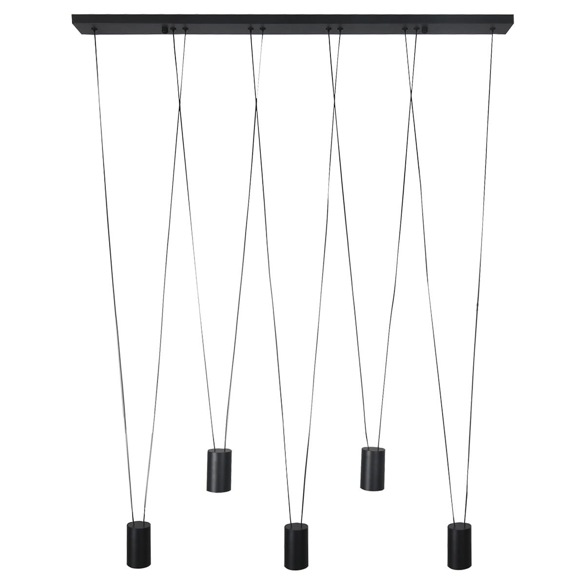 Lampa wisząca Toledo w kolorze czarnym, z pięcioma cylindrycznymi kloszami na żarówki GU10. Produkt zawieszony na cienkich linkach, umieszczony na prostokątnej podstawie. Ujęcie frontalne, na jednolitym tle.