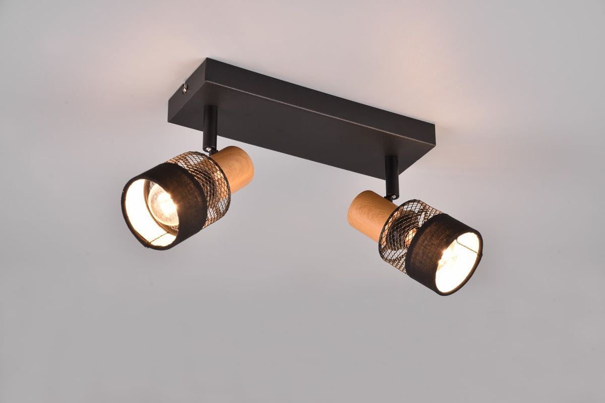 Lampa sufitowa Nandini w kolorze czarnym, z dwoma reflektorami E14. Reflektory mają drewniane uchwyty i metalowe siatki, zamocowane na prostokątnej podstawie. Ujęcie z dołu, ukazujące elementy konstrukcyjne i źródła światła.