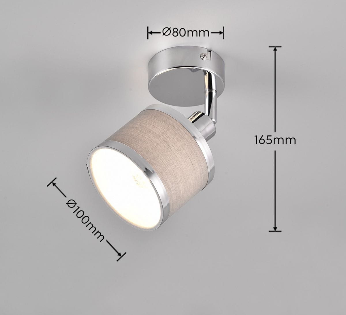 Kinkiet Arosa w kolorze chromu z kloszem z tkaniny, średnica 10 cm, wysokość 16,5 cm. Ujęcie z góry, montowany do ściany. Widoczna metalowa podstawa oraz teksturowany klosz w odcieniu beżowym.