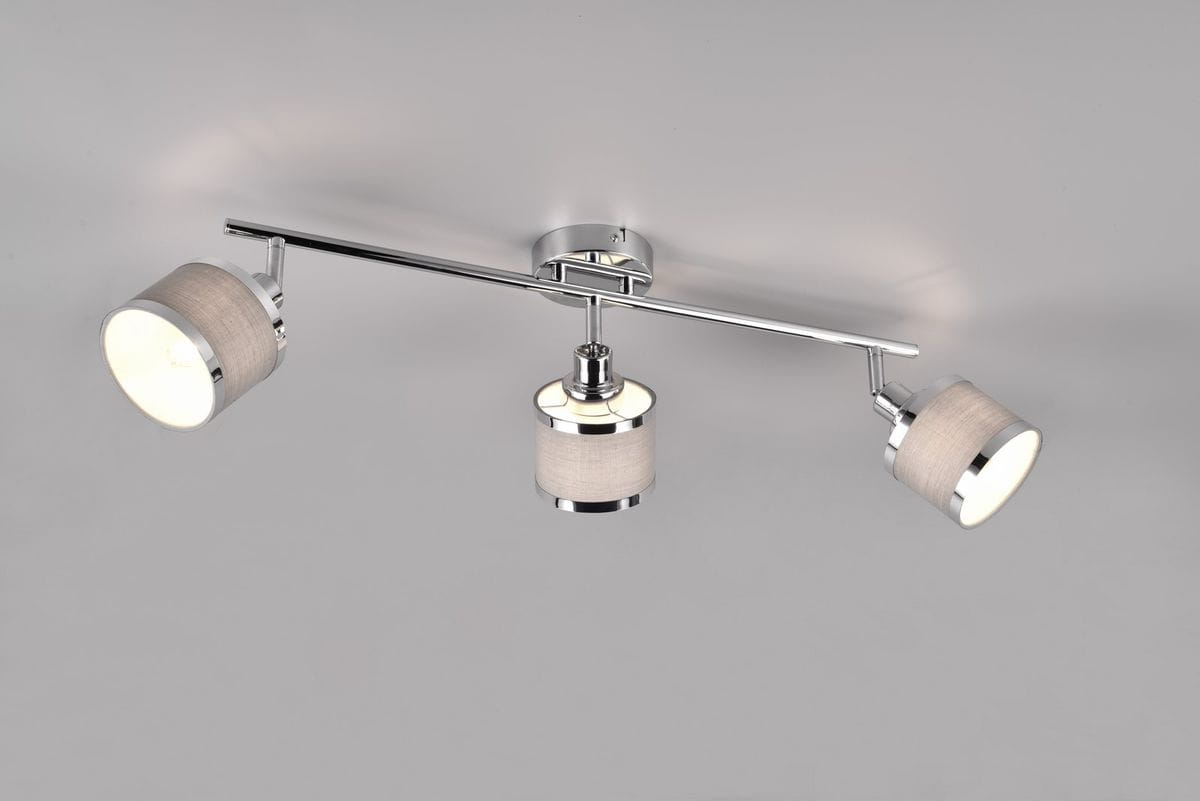 Lampa sufitowa Arosa z trzema reflektorami E14, chromowana, z okrągłymi kloszami z jasnego materiału. Ułożona poziomo, z regulowanymi głowicami, na jednolitym tle. Szczegóły metalowe i tekstylne, nowoczesny design.