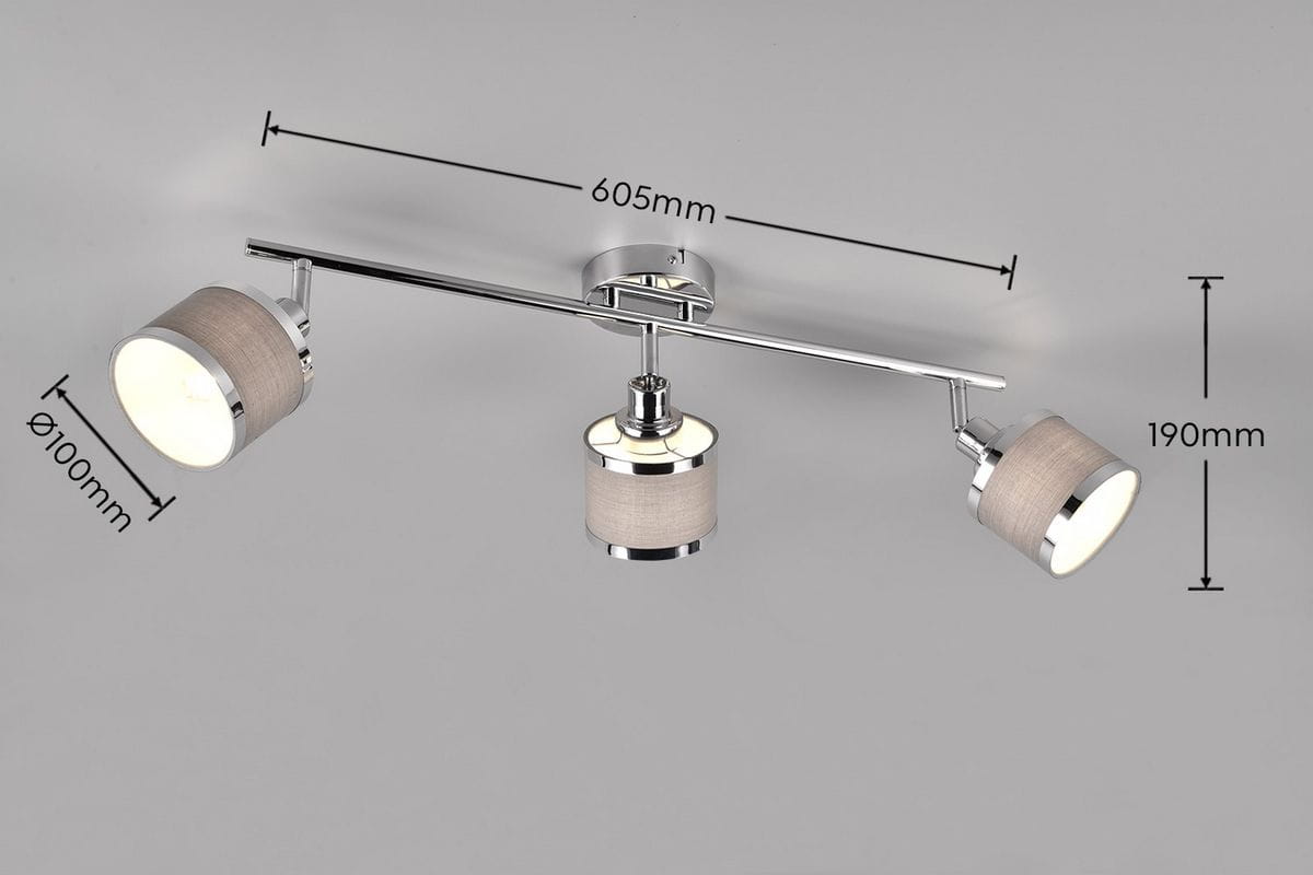 Lampa sufitowa Arosa z trzema reflektorami E14 w chromowanym wykończeniu. Reflektory z materiałowym abażurem o średnicy 100 mm i wysokości 190 mm, zamontowane na prostokątnej podstawie o długości 605 mm, umieszczone na jasnym tle.