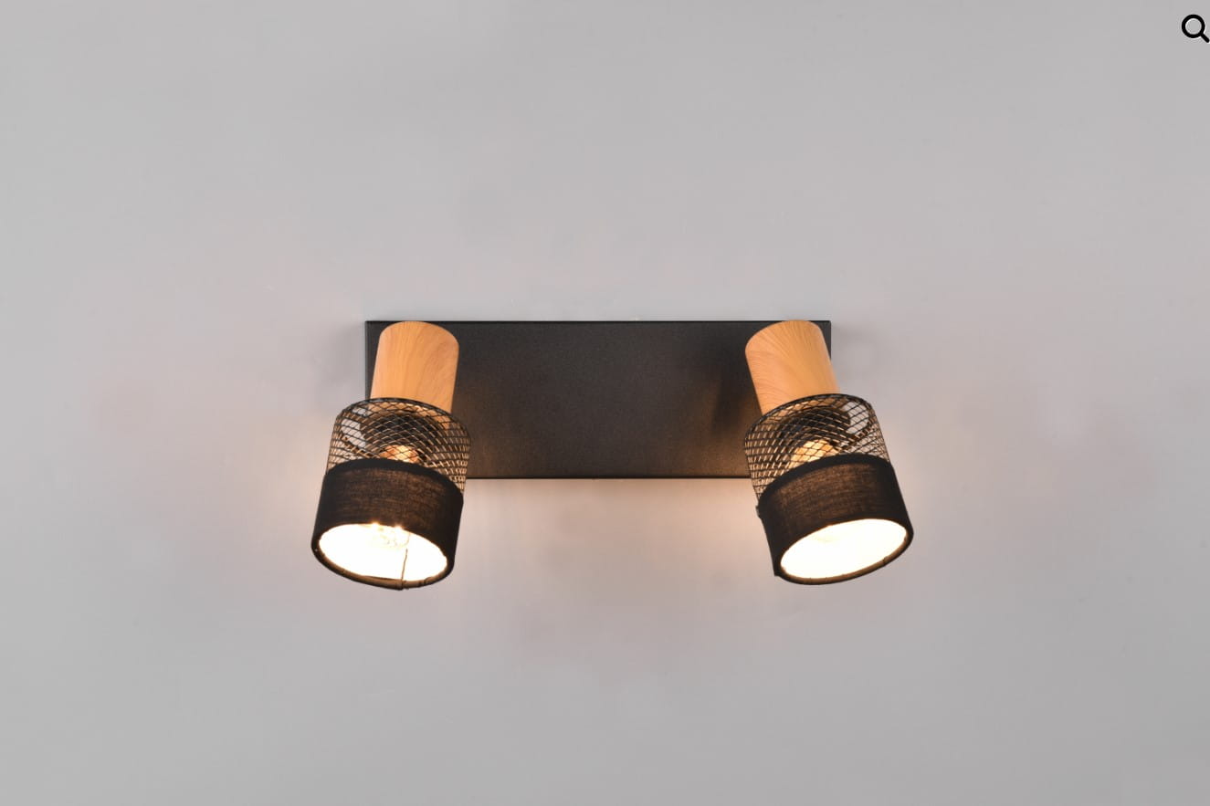 Czarna lampa sufitowa Nandini z dwoma reflektorami, każdy z metalową siatką i drewnianym uchwytem. Ujęcie frontalne, produkt zamontowany na ścianie, emituje ciepłe światło. Idealna do nowoczesnych wnętrz.