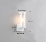 Bonito kinkiet zewnętrzny w kolorze białym, z przezroczystym kloszem, przeznaczony na żarówkę E27. Wymiary: wysokość 230 mm, średnica klosza 95 mm. Zamontowany na płaskiej podstawie.