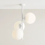 Lampa sufitowa 3-punktowa Fin M w kolorze białym, z trzema okrągłymi kloszami z matowego szkła, zamontowana na prostej metalowej konstrukcji. Ujęcie z góry, podkreślające minimalistyczny design.