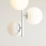 Lampa sufitowa Fin M 3-punktowa w kolorze białym. Posiada trzy okrągłe, matowe klosze umieszczone na prostym, białym stelażu. Ujęcie z góry, pokazujące detale kloszy i ich rozmieszczenie.