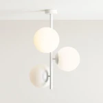 Lampa sufitowa Fin M, 3-punktowa, w kolorze białym. Konstrukcja z metalowego pręta z trzema okrągłymi kloszami, w tym dwa białe matowe i jeden mleczny, umieszczone na różnych wysokościach, montowana do sufitu.