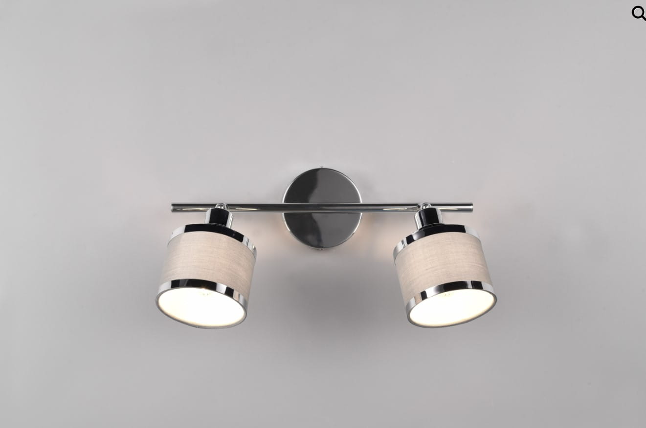 Lampa sufitowa Arosa z dwoma spotami, w chromowanej obudowie. Każdy z kloszy w jasnym, tekstylnym wykończeniu. Ujęcie frontalne, montaż pod sufitem. Klasyczny design, idealna do nowoczesnych wnętrz.