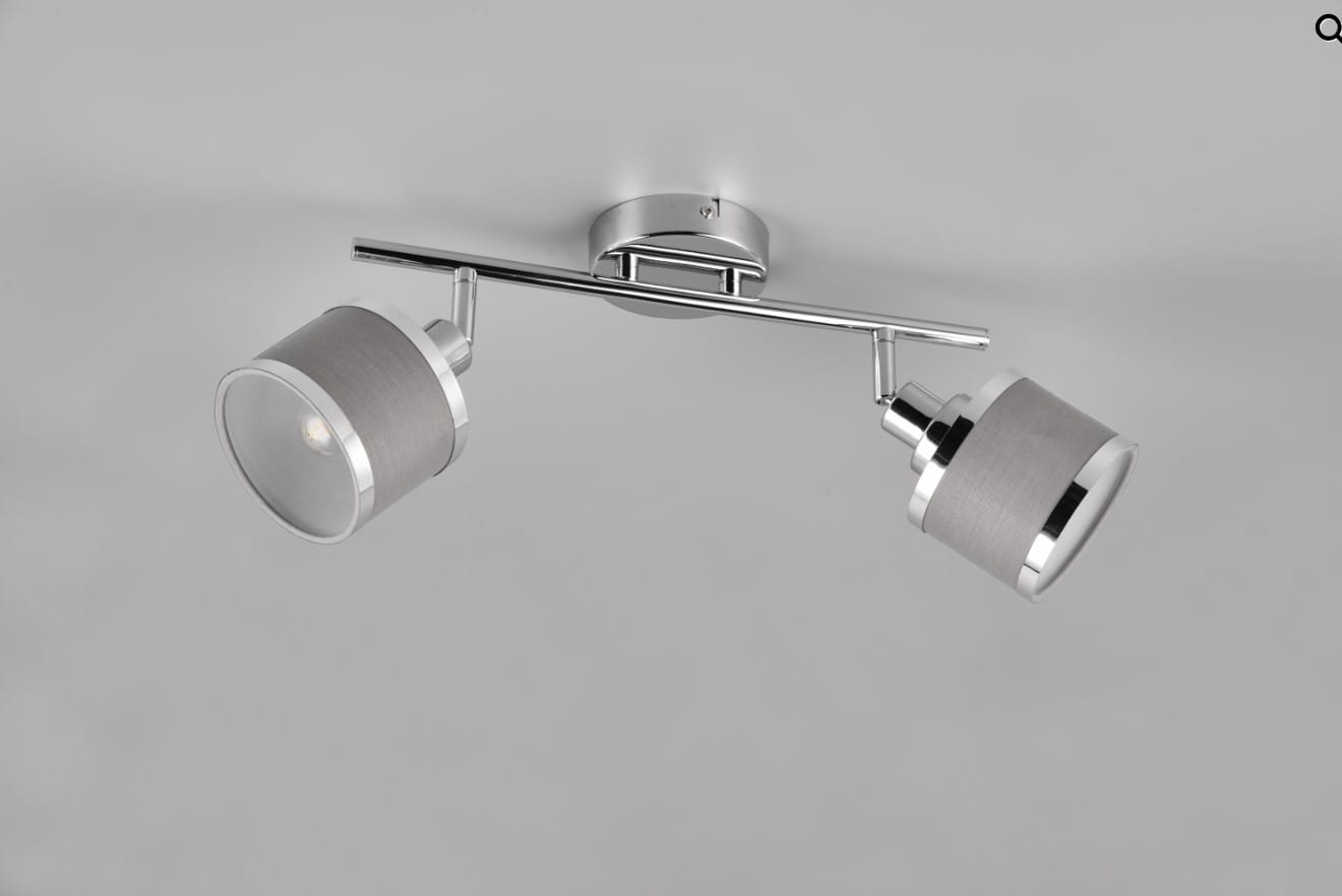 Lampa sufitowa Arosa z dwoma reflektorami, chromowana, z szarymi abażurami. Ujęcie z dołu, pokazujące detale mocowania i kształt. Reflektory skierowane na boki, zamontowane na prostokątnej, metalowej podstawie. Tło proste, jasne.