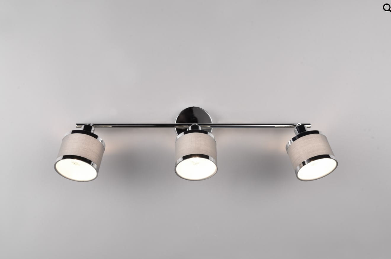 Lampa sufitowa Arosa z trzema punktami świetlnymi, wykonana z chromowanego metalu i beżowego materiału. Ujęcie frontalne, lampa zamontowana na ścianie, z widocznymi kloszami w kształcie cylindrów, skierowanymi w dół.