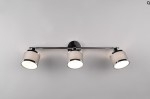 Lampa sufitowa Arosa z trzema punktami świetlnymi, wykonana z chromowanego metalu i beżowego materiału. Ujęcie frontalne, lampa zamontowana na ścianie, z widocznymi kloszami w kształcie cylindrów, skierowanymi w dół.