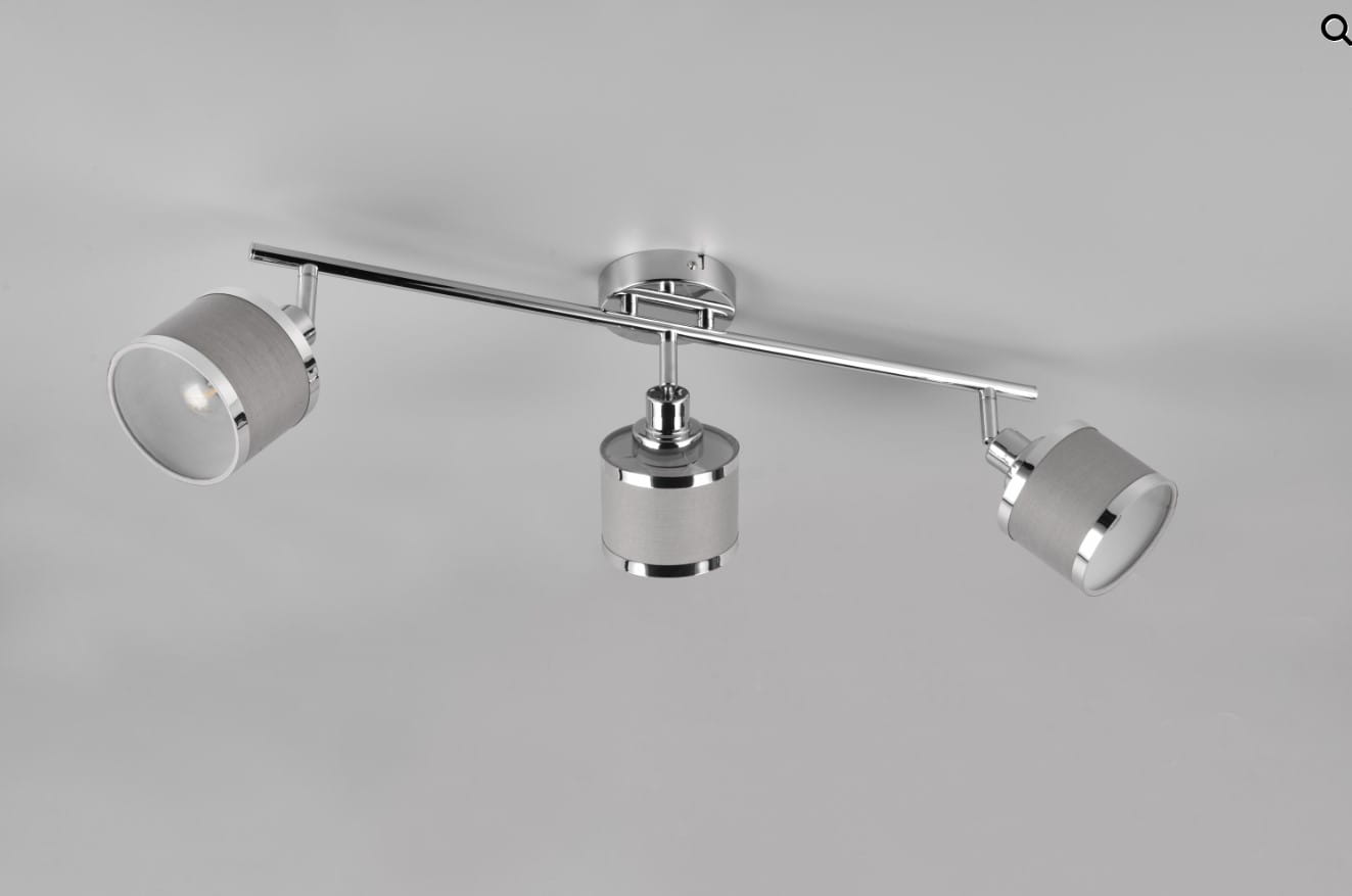 Arosa lampa sufitowa (spot) 3xE14 w kolorze chromu. Trzy ruchome reflektory z szarymi abażurami, zamontowane na prostokątnej podstawie. Kąt ujęcia z boku, ukazujący detale konstrukcji. Proste tło.