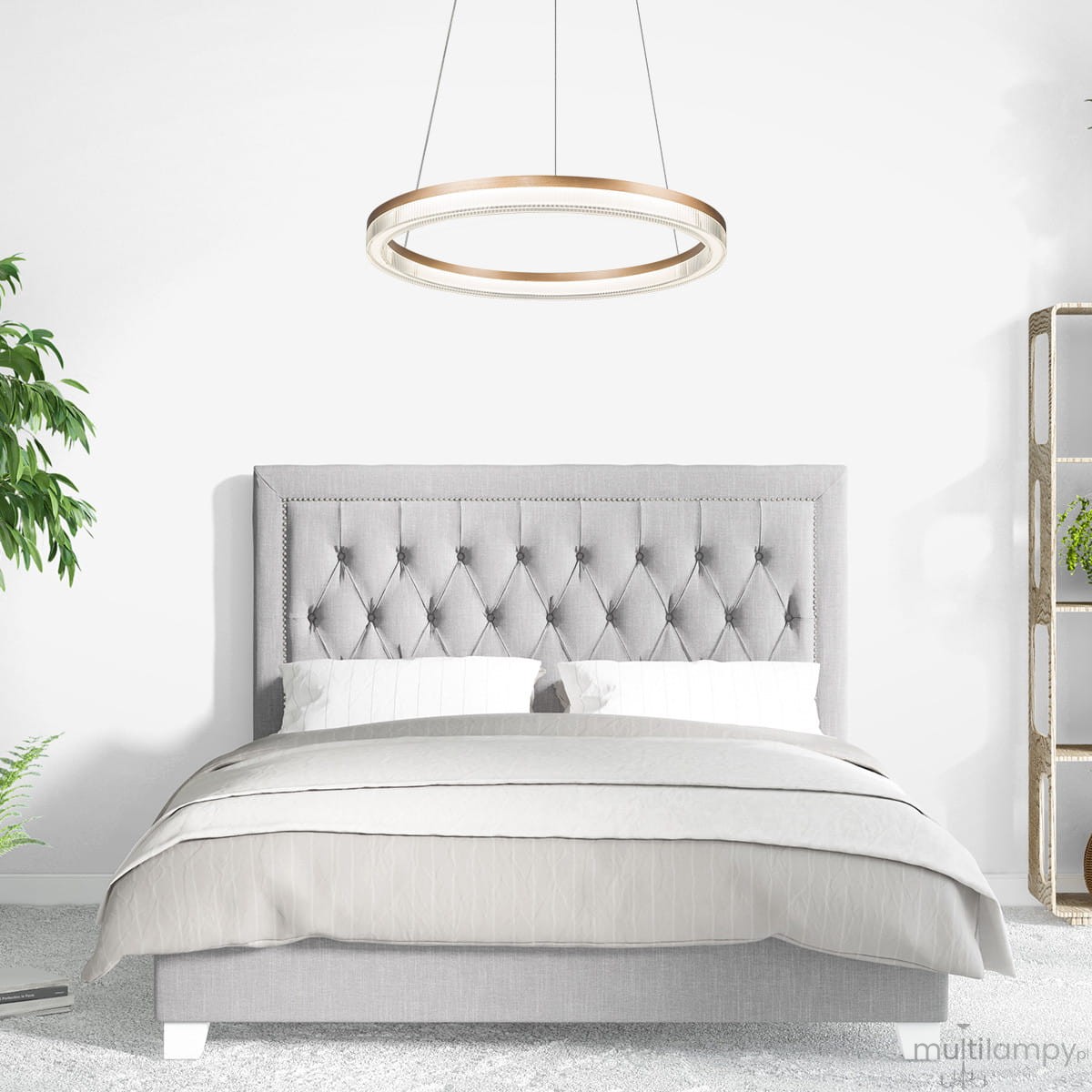 Lampa wisząca Midway Crystal D60 w złotym kolorze, z okrągłym kloszem LED o średnicy 60 cm, zawieszona nad łóżkiem. Prosta konstrukcja z metalowym wykończeniem, pasująca do nowoczesnych wnętrz. Tło w jasnych odcieniach.