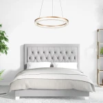 Lampa wisząca Midway Crystal D60 w złotym kolorze, z okrągłym kloszem LED o średnicy 60 cm, zawieszona nad łóżkiem. Prosta konstrukcja z metalowym wykończeniem, pasująca do nowoczesnych wnętrz. Tło w jasnych odcieniach.