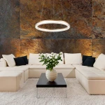 Lampa wisząca Midway Crystal D60 w złotym kolorze, z okrągłym kloszem LED. Zawieszona nad ciemnym stolikiem na białym dywanie, w nowoczesnym salonie z jasną sofą i dekoracyjnym wazonem z białymi różami. Tło w odcieniach brązu.