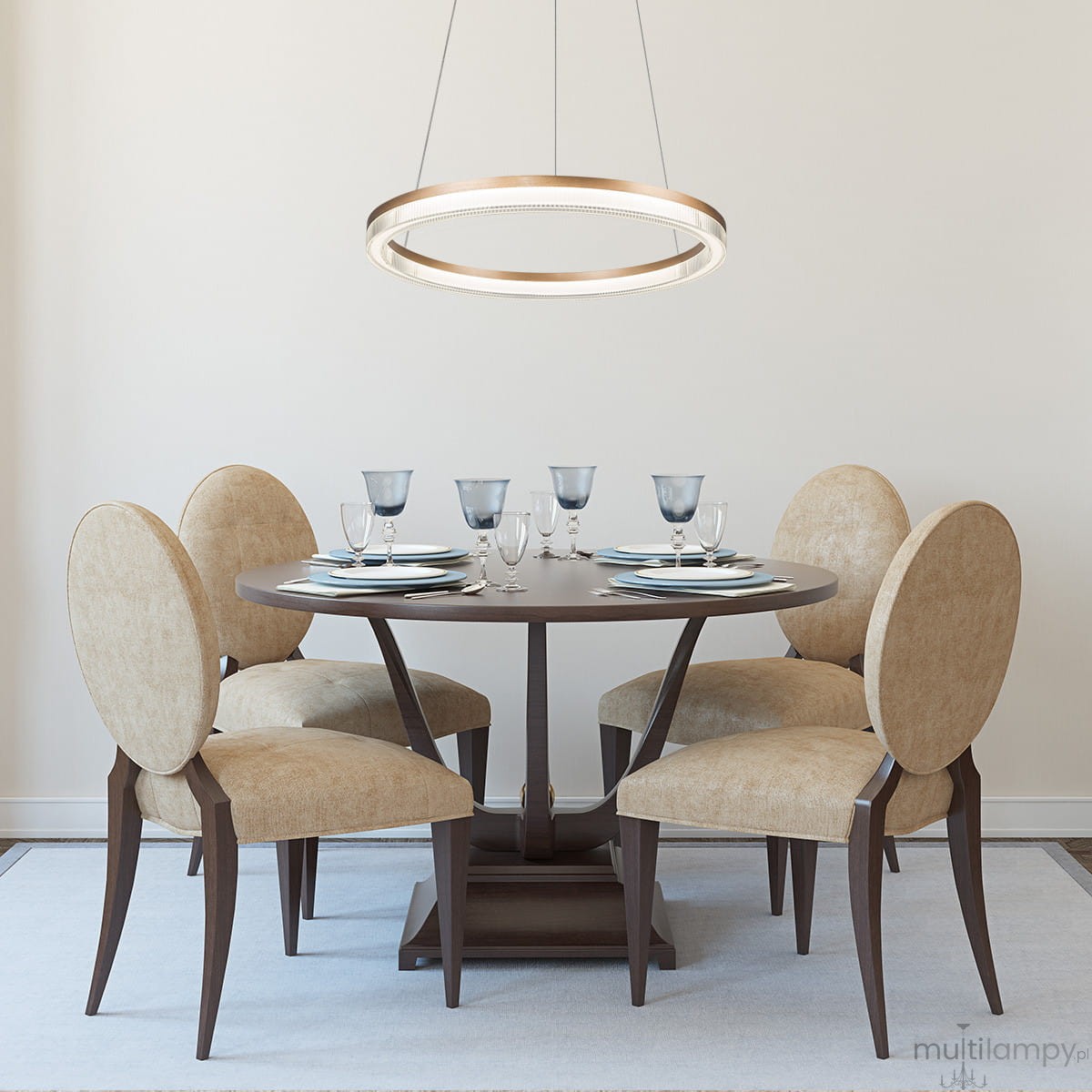 Lampa wisząca Midway Crystal D60 w złotym kolorze, z okrągłym, przezroczystym kloszem LED, zawieszona nad okrągłym stołem z czterema beżowymi krzesłami. Na stole talerze i kieliszki, w jasnym wnętrzu z gładką ścianą.