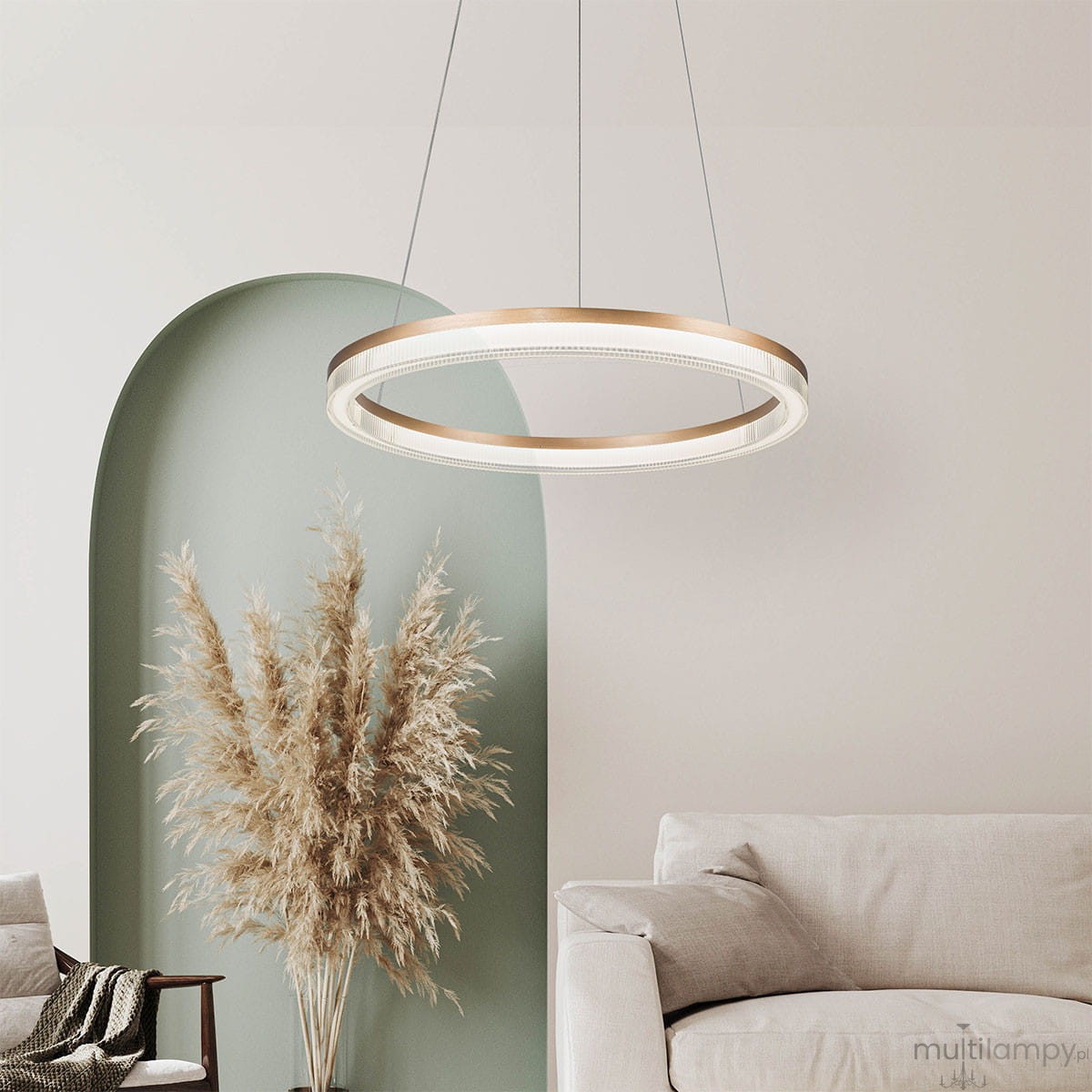 Lampa wisząca Midway Crystal D60 w złotym kolorze, z okrągłym designem i wbudowanym źródłem LED. Zawieszona na cienkich linkach, w otoczeniu jasnych ścian i dekoracyjnej roślinności, idealna do nowoczesnych wnętrz.